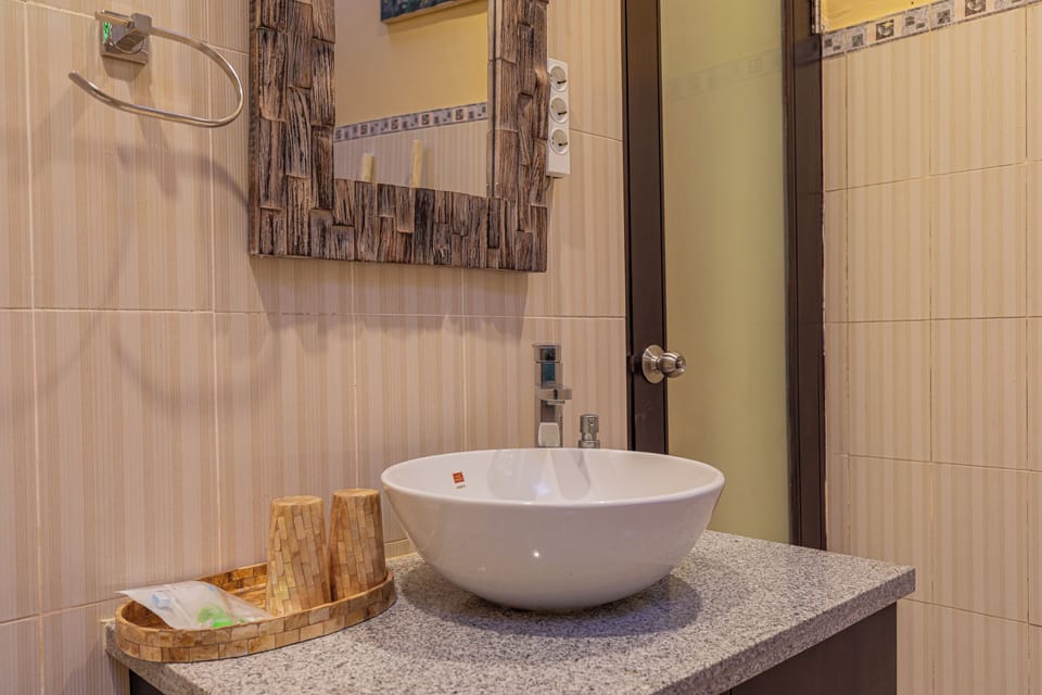 Deluxe Room | Bathroom | Shower, towels, soap, shampoo