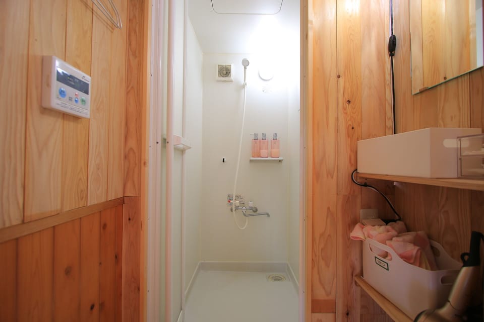 Twin Room | Bathroom | Shower, hair dryer, towels, shampoo