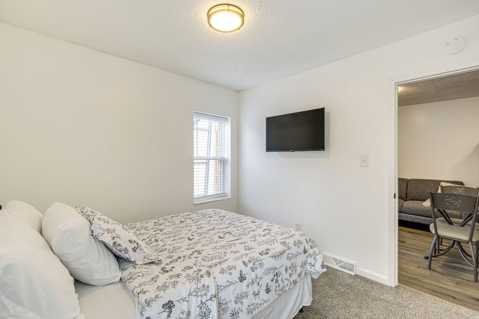 Walkable Barberton Apartment: 9 Mi to Akron! Apartment in Akron