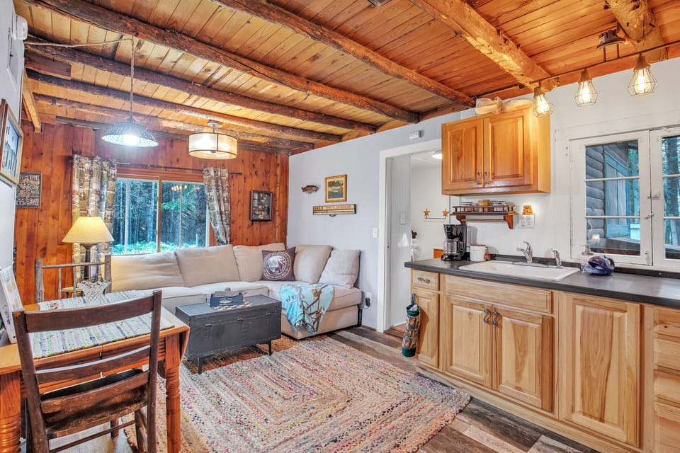 Cabin, 2 Bedrooms | Private kitchen | Coffee/tea maker, fridge, oven, toaster