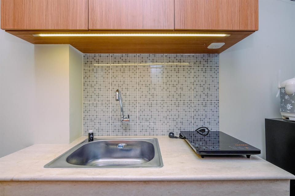 Deluxe Studio | Private kitchen | Fridge, stovetop, rice cooker, dining tables