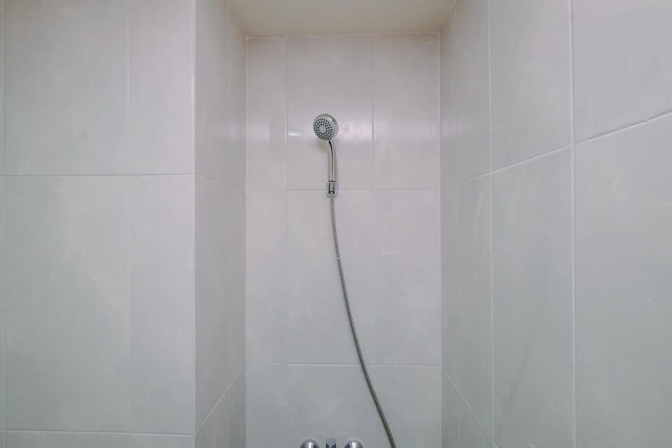 Deluxe Studio | Bathroom | Shower, free toiletries, towels