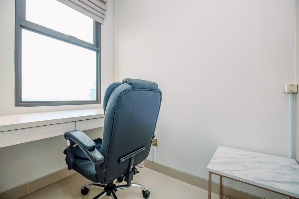 Deluxe Studio | Iron/ironing board