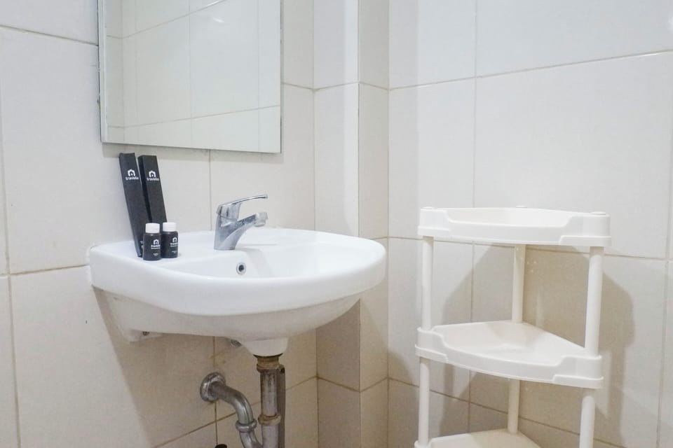 Deluxe Studio | Bathroom | Shower, free toiletries, towels