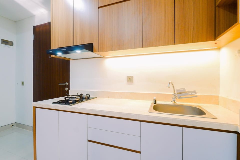 Deluxe Apartment | Private kitchen | Fridge, stovetop, rice cooker, dining tables