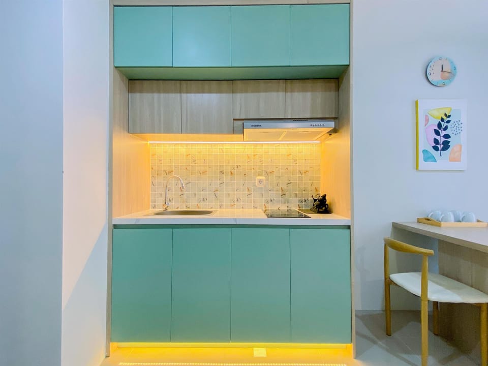 Deluxe Apartment | Private kitchen | Fridge, stovetop, rice cooker, dining tables