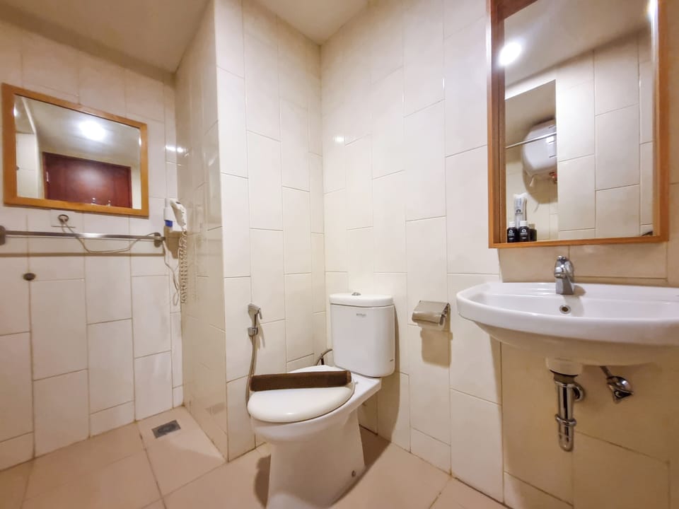 Studio | Bathroom | Shower, towels