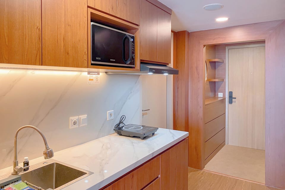 Deluxe Apartment | Private kitchen | Fridge, microwave, stovetop, rice cooker