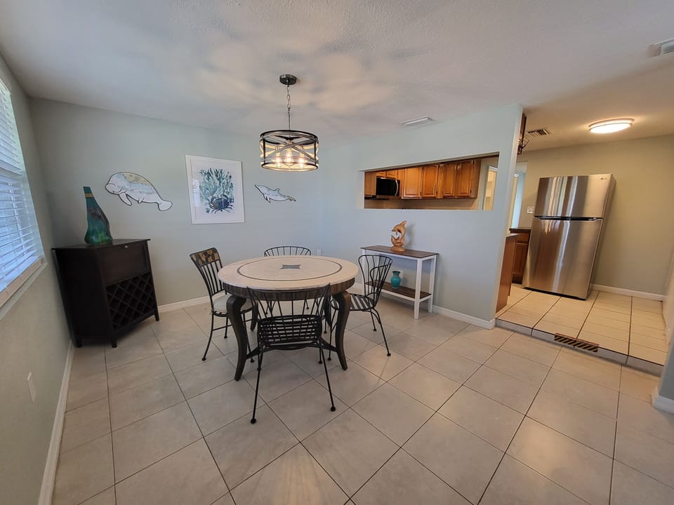 Townhome, 2 Bedrooms, Kitchen, Lake View | In-room dining