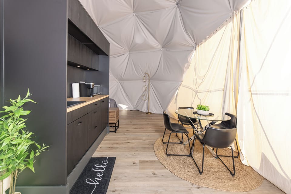 Room | Private kitchenette | Mini-fridge, microwave, coffee/tea maker, cookware/dishes/utensils