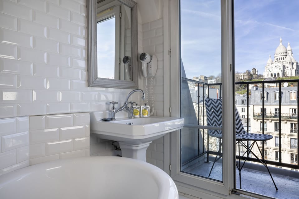 Superior Double Room with Balcony and View | Bathroom | Free toiletries, hair dryer, toilet paper