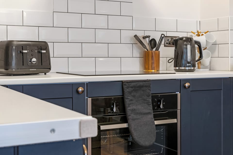 Apartment, City View | Private kitchen | Toaster
