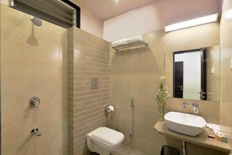 Basic Single Room | Bathroom | Shower