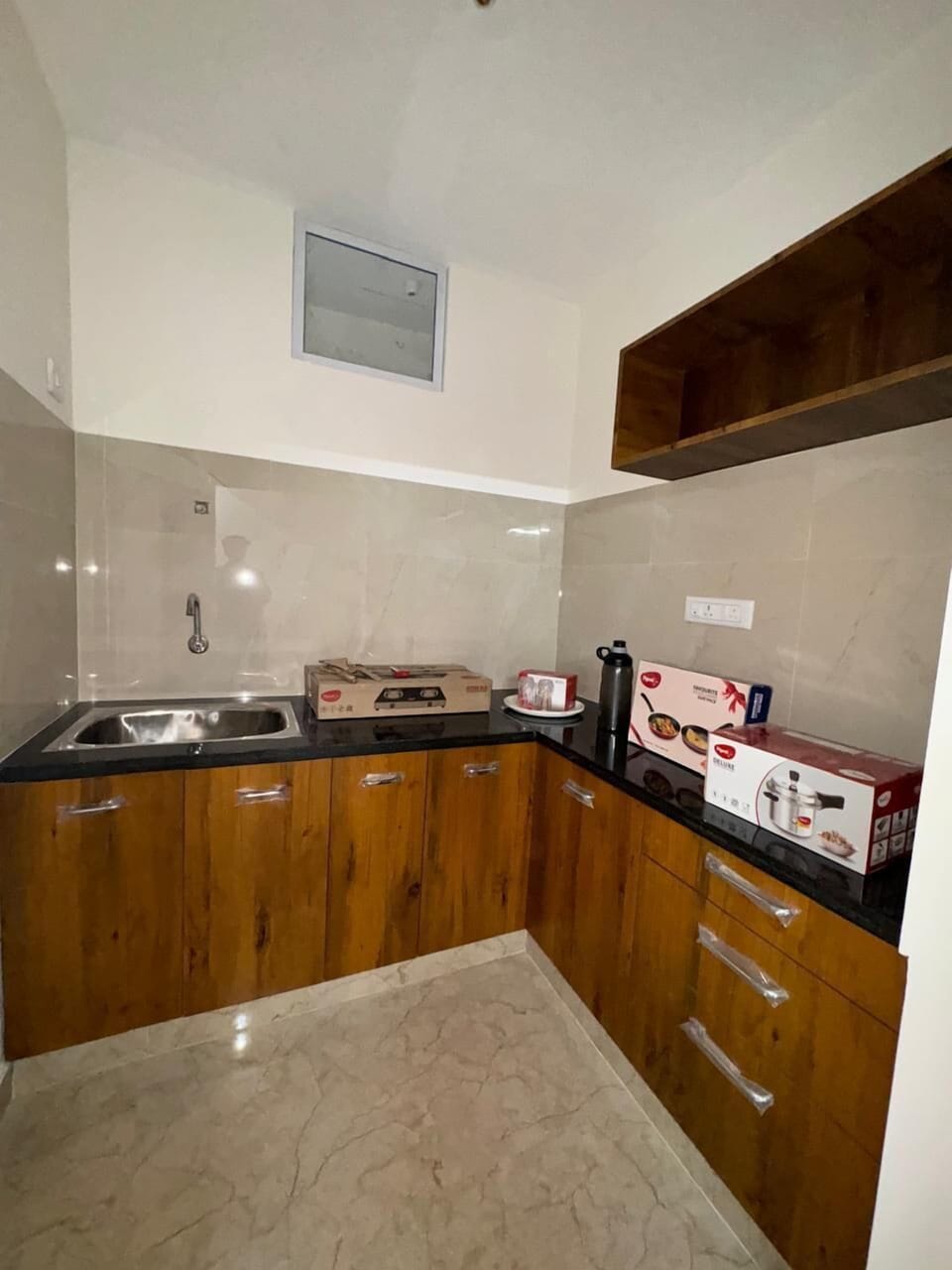 Deluxe Double Room, City View | Private kitchenette | Microwave, oven, cookware/dishes/utensils
