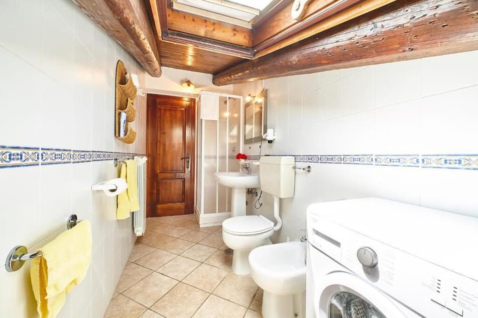 Apartment | Bathroom | Shower, hair dryer, bidet, towels