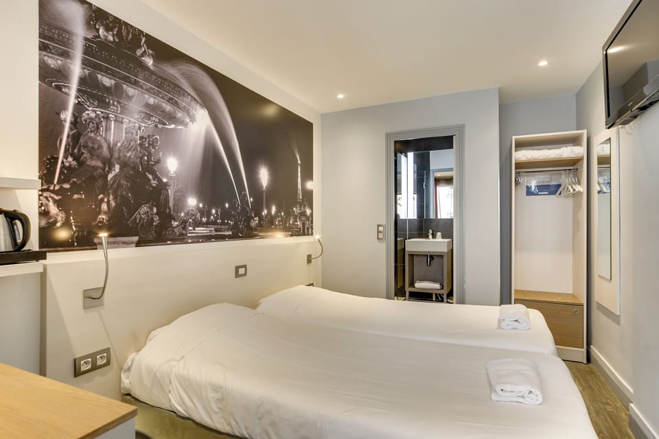 Twin Room | Desk, free WiFi
