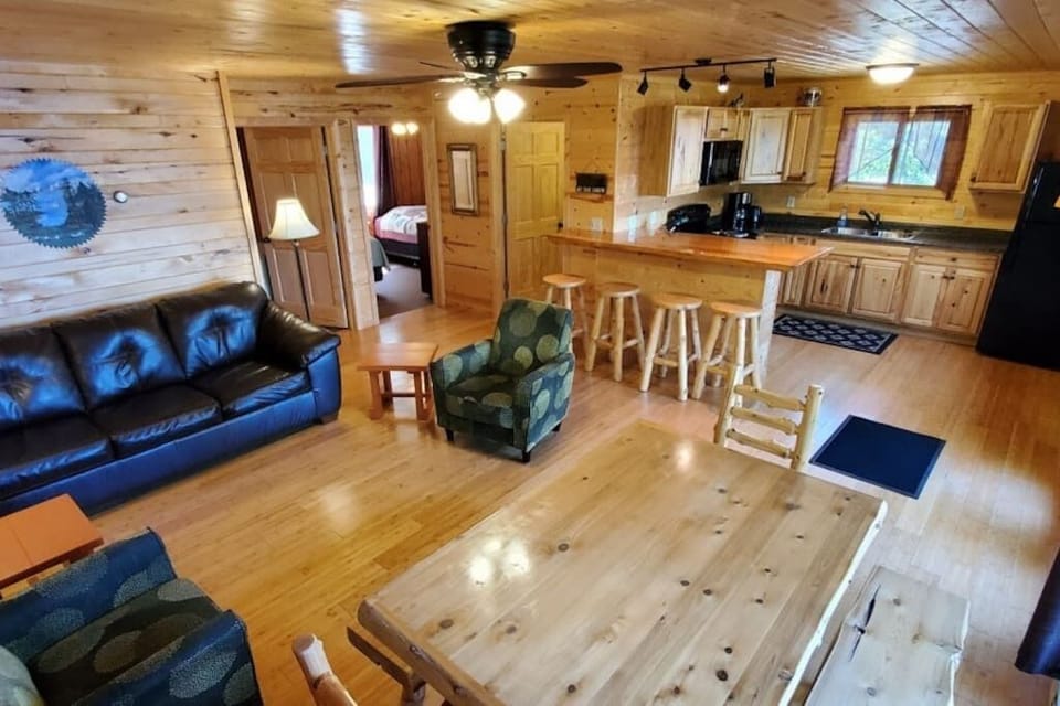 Wolfs Den Cabin-Lakeside 2 Bedroom Wolf's Den Cabin on Kab | Living area