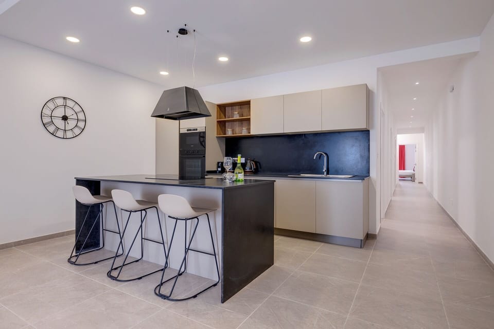 Oven, dishwasher, cookware/dishes/utensils