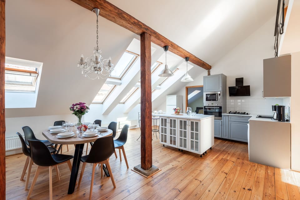 Deluxe Apartment | Private kitchen | Full-size fridge, microwave, oven, stovetop