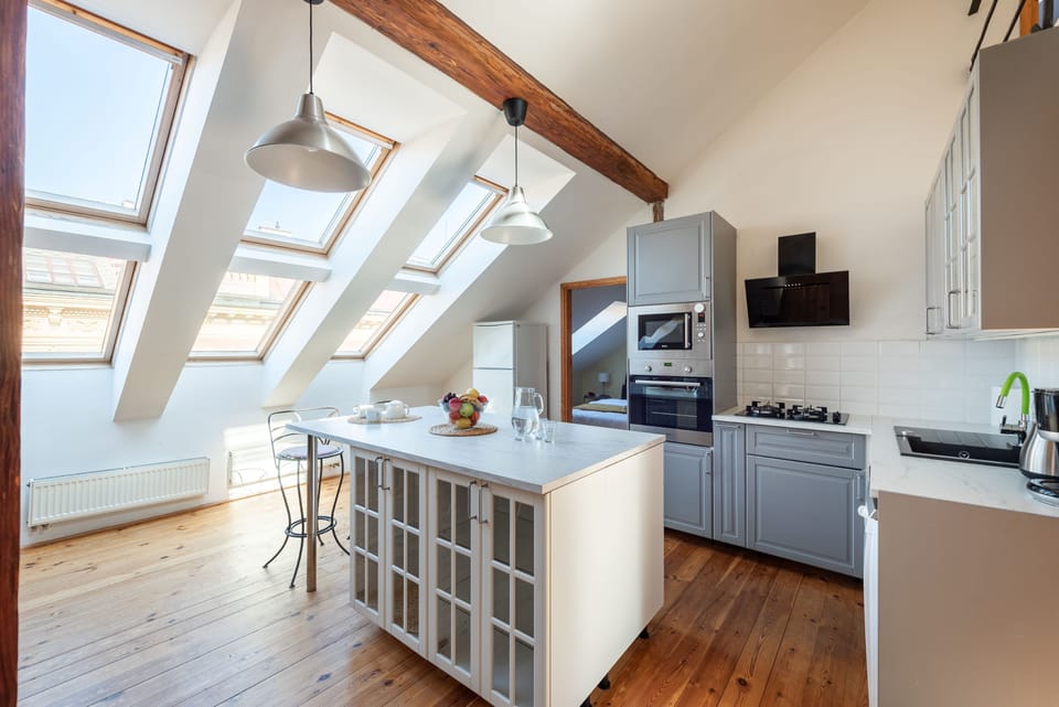 Deluxe Apartment | Private kitchen | Full-size fridge, microwave, oven, stovetop