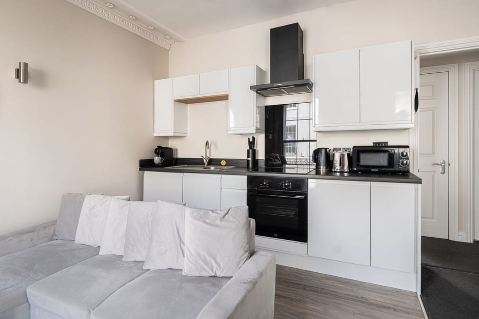 Apartment, City View | Private kitchen | Electric kettle, toaster