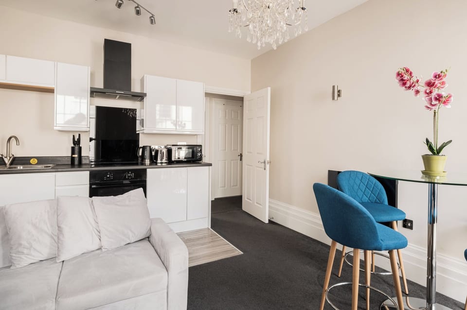 Apartment, City View | Private kitchen | Electric kettle, toaster