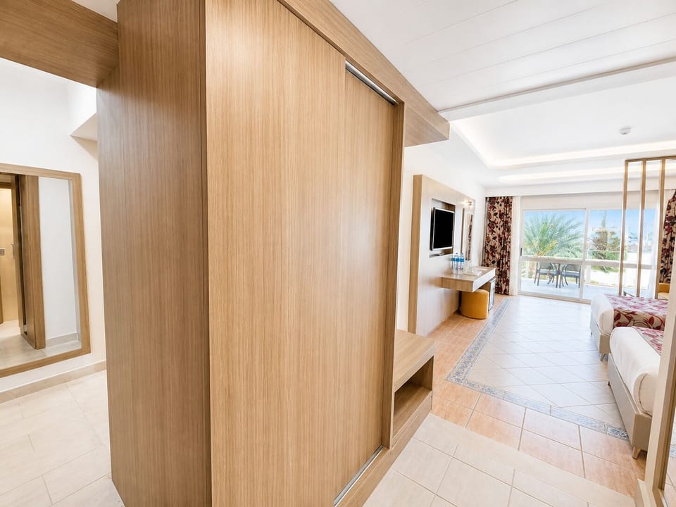 Royal Family 2 Bed Rooms | Premium bedding, free minibar, in-room safe, blackout drapes