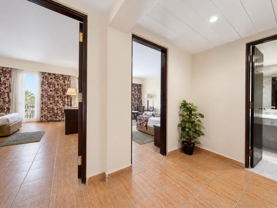 Royal Family 2 Bed Rooms | Premium bedding, free minibar, in-room safe, blackout drapes