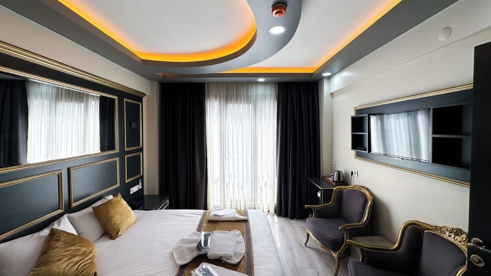 Deluxe Studio, City View | Living area