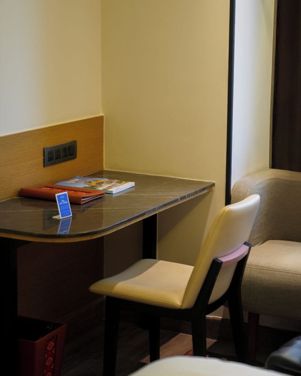 Premium Room, 1 Double Bed | Minibar, in-room safe, blackout drapes, iron/ironing board