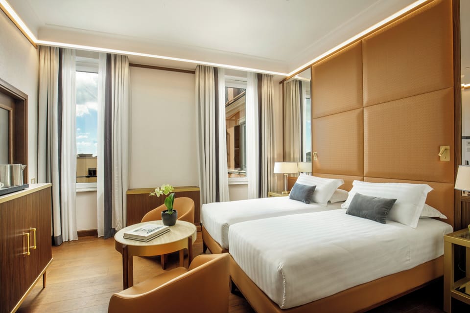 Classic Room | Minibar, in-room safe, desk, blackout drapes