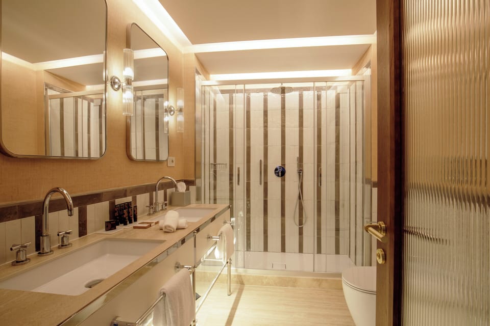 Superior Double Room | Bathroom | Combined shower/tub, hair dryer, bidet, towels
