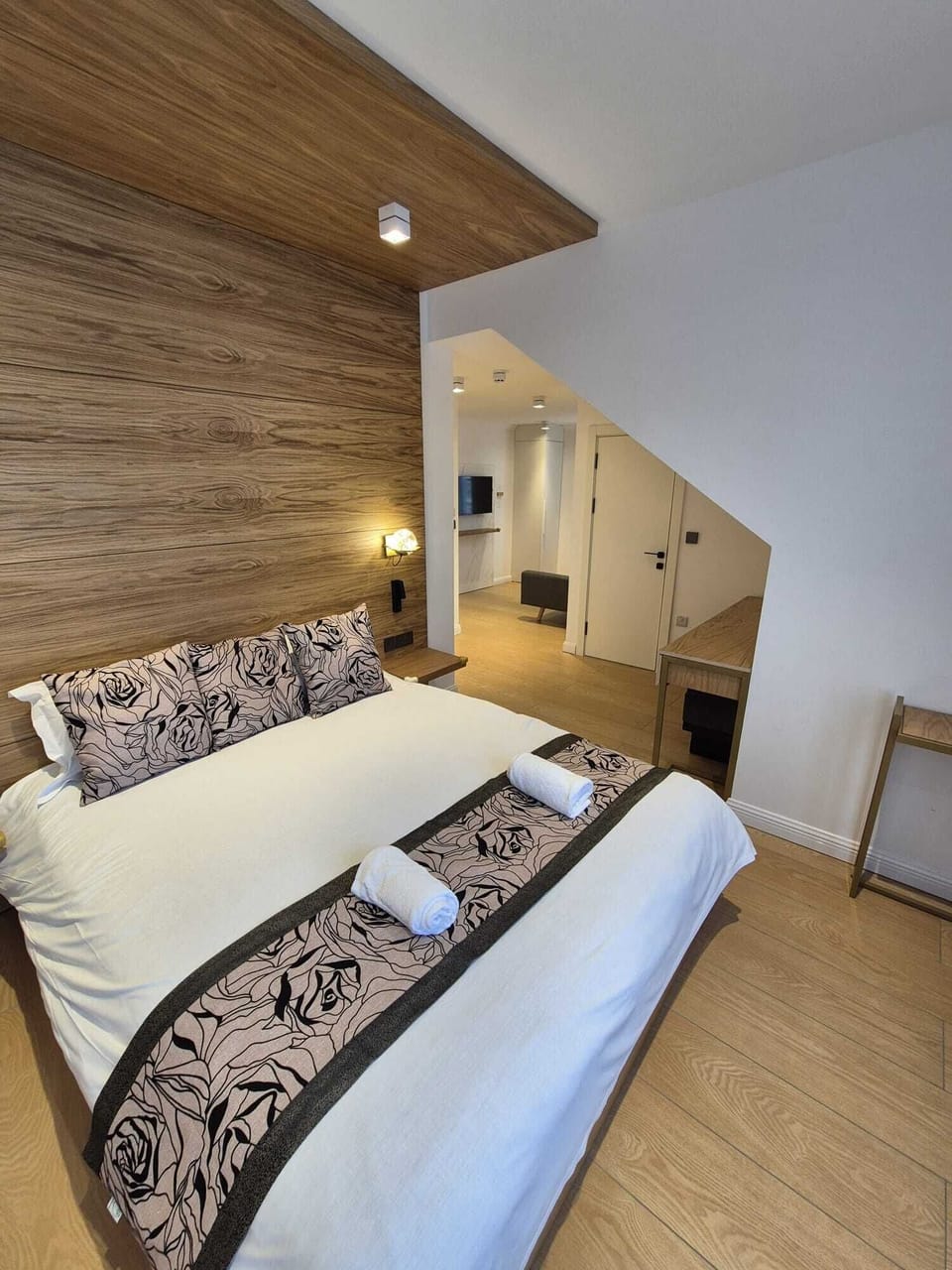 Executive Room, 1 Queen Bed | Minibar, in-room safe, individually decorated, individually furnished