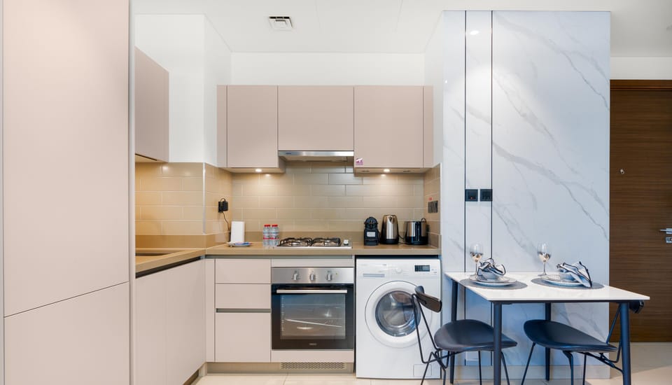 Comfort Apartment, 1 Bedroom, City View | Private kitchen | Fridge, microwave, oven, stovetop