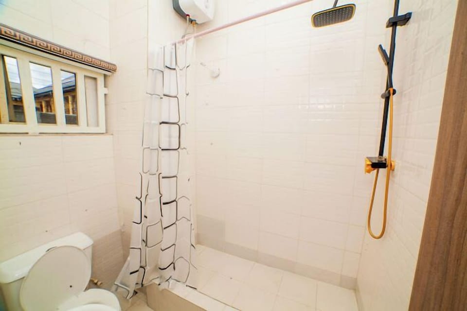 Deluxe Room, Balcony, City View | Bathroom | Towels, soap, shampoo, toilet paper