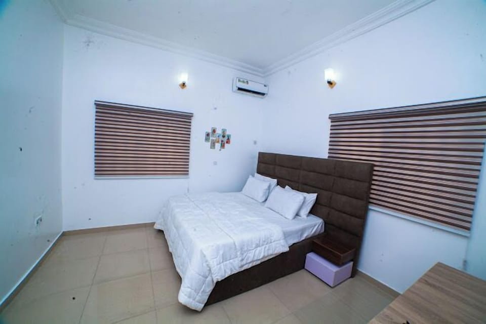Desk, laptop workspace, soundproofing, free WiFi