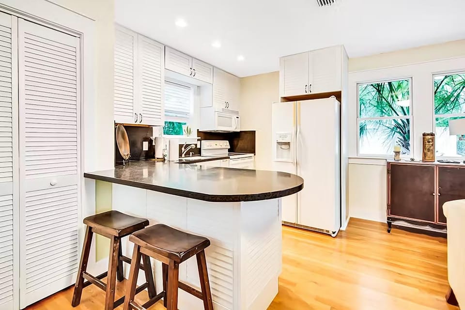 House, Multiple Beds (Relax Awhile - Carriage House) | Private kitchen