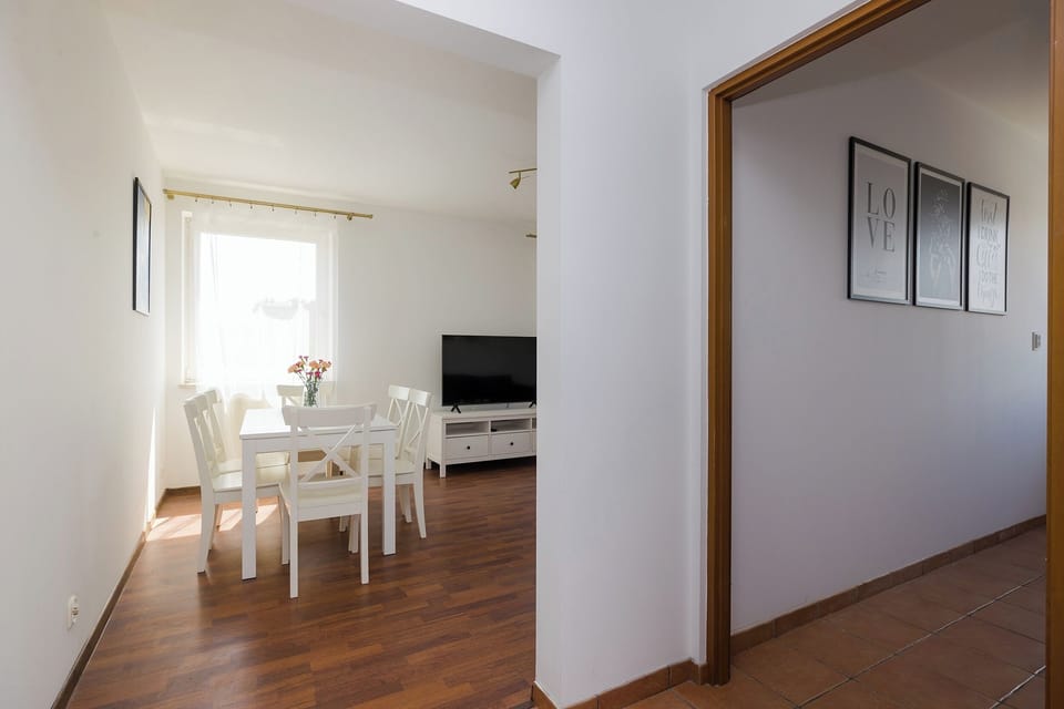 3 bedrooms, desk, laptop workspace, blackout drapes