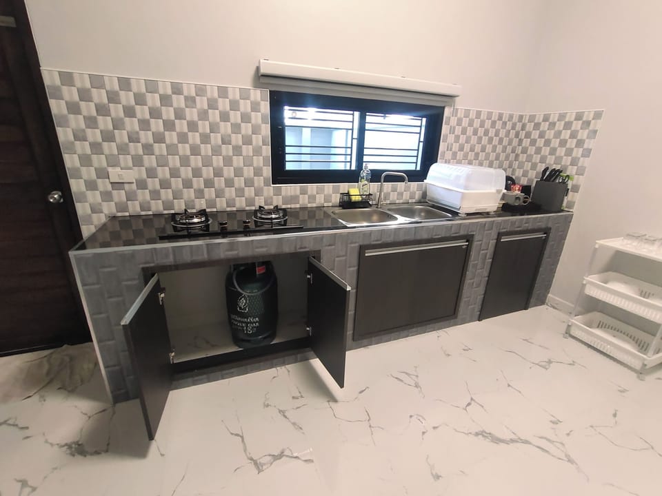 Family Townhome | Private kitchen | Electric kettle