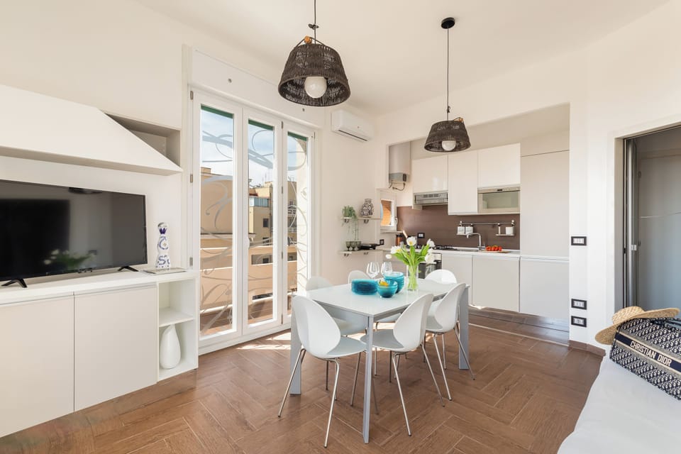 Deluxe Apartment, 3 Bedrooms, Balcony, Sea View | Private kitchen