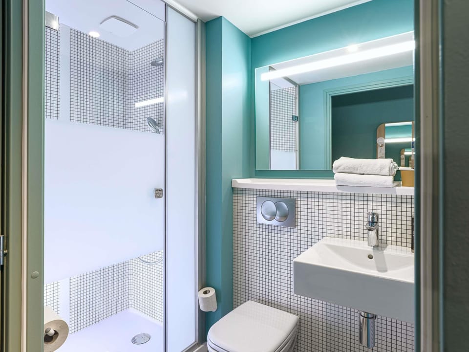 Room, 1 Double Bed | Laptop workspace, blackout drapes, soundproofing, iron/ironing board