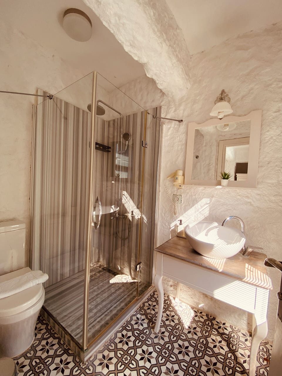 Superior Double Room | Bathroom | Shower, free toiletries, hair dryer, slippers