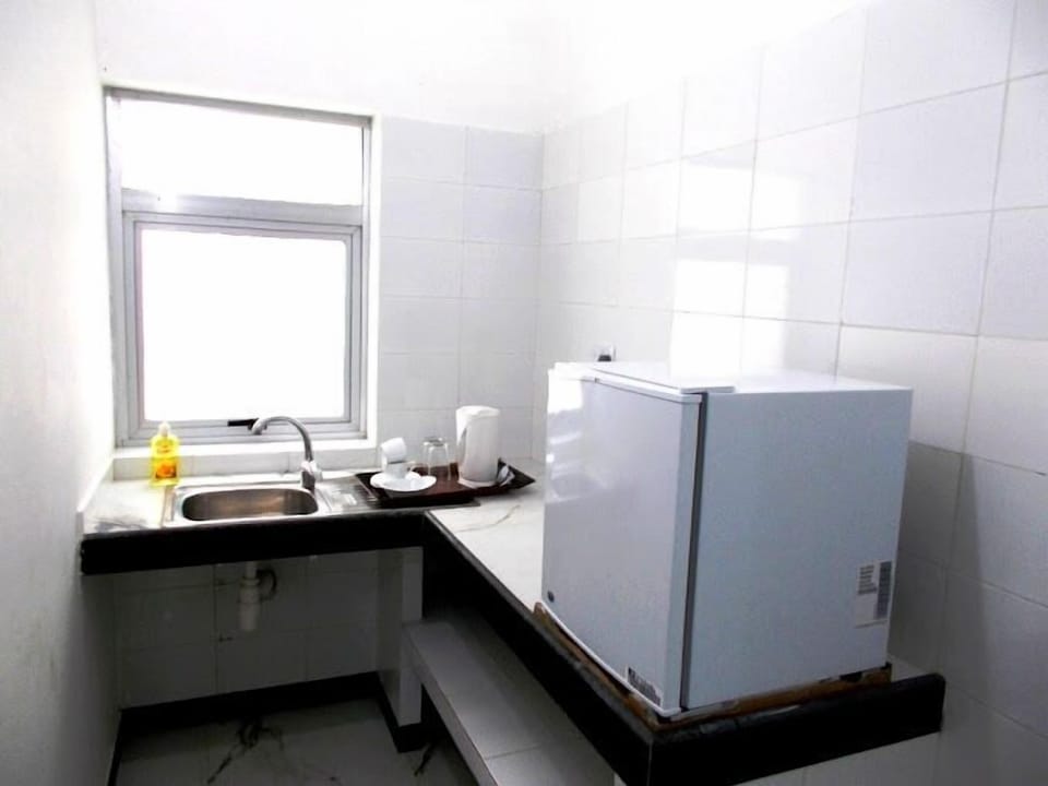 Deluxe Room, Balcony, City View | Shared kitchen | Mini-fridge, microwave, oven, stovetop