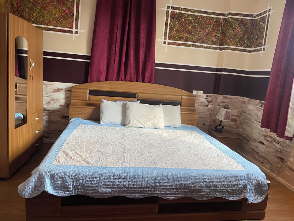 Desk, laptop workspace, WiFi (free)