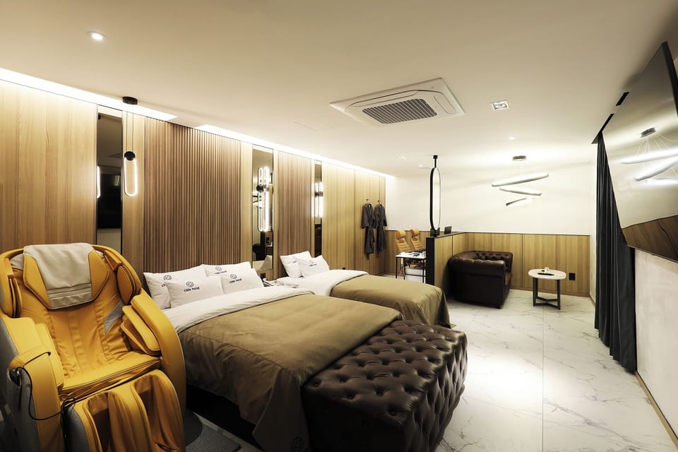 Grand Room | Desk, laptop workspace, free WiFi