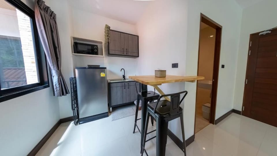 Deluxe Double Room | Private kitchenette | Mini-fridge