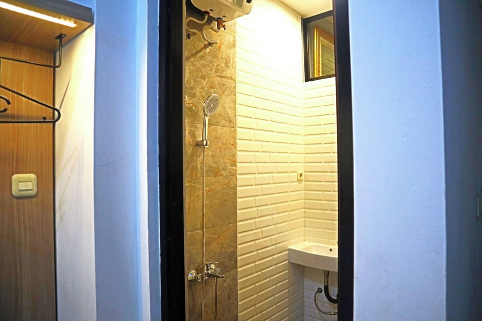 Deluxe Double Room | Bathroom | Shower, free toiletries, towels, toilet paper