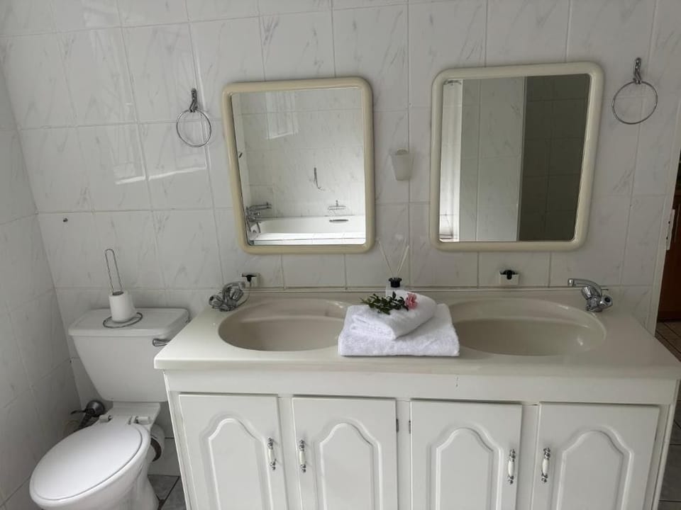 Room, 1 Bedroom, Smoking, Patio | Bathroom