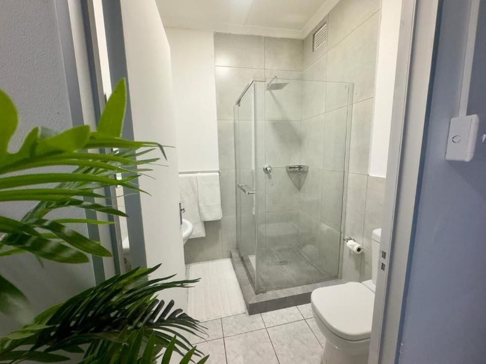 Room, 1 Bedroom, Accessible, Smoking | Bathroom