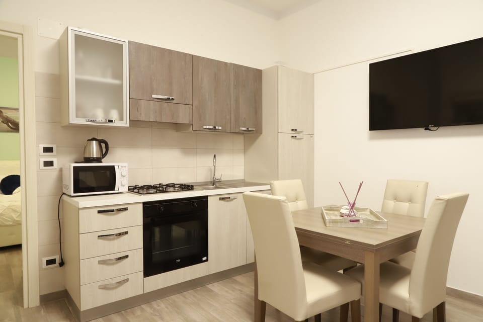 Emerella Luxury Family Suite Room 4 | Private kitchen | Cookware/dishes/utensils
